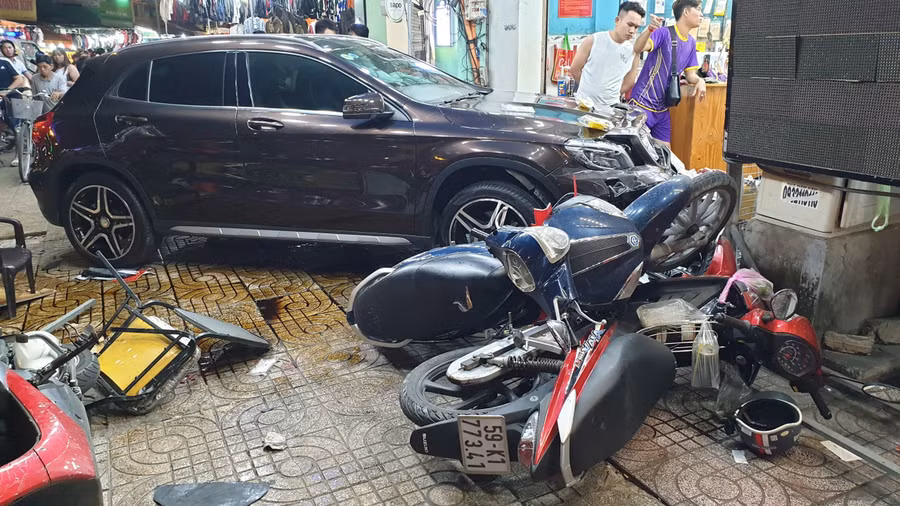 Nữ tài xế Mercedes tông hàng loạt xe máy ở TP.HCM khai gì? ảnh 1 An ninh - Hình sự - Nữ tài xế Mercedes tông hàng loạt xe máy ở TP.HCM khai gì tại cơ quan công an?