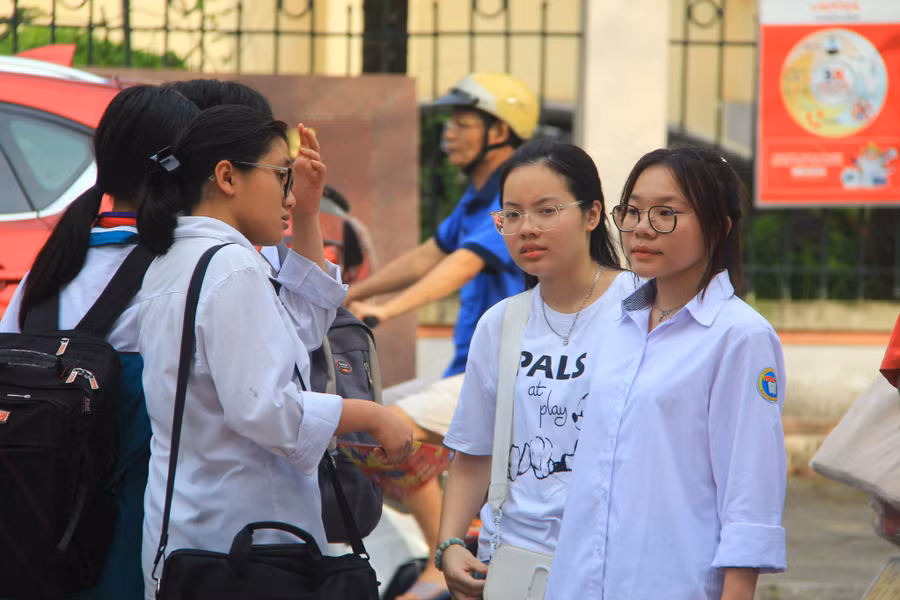 Các thí sinh tham dự kỳ thi tuyển sinh vào lớp 10 Trường THPT chuyên Lê Hồng Phong năm 2023. Các thí sinh tham dự kỳ thi tuyển sinh vào lớp 10 Trường THPT chuyên Lê Hồng Phong năm 2023.