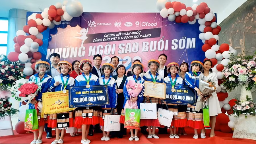 Đoàn dự thi chụp ảnh lưu niệm tại chương trình “Cùng Đức Việt và O’food thắp sáng những Ngôi sao buổi sớm lần thứ VIII”.