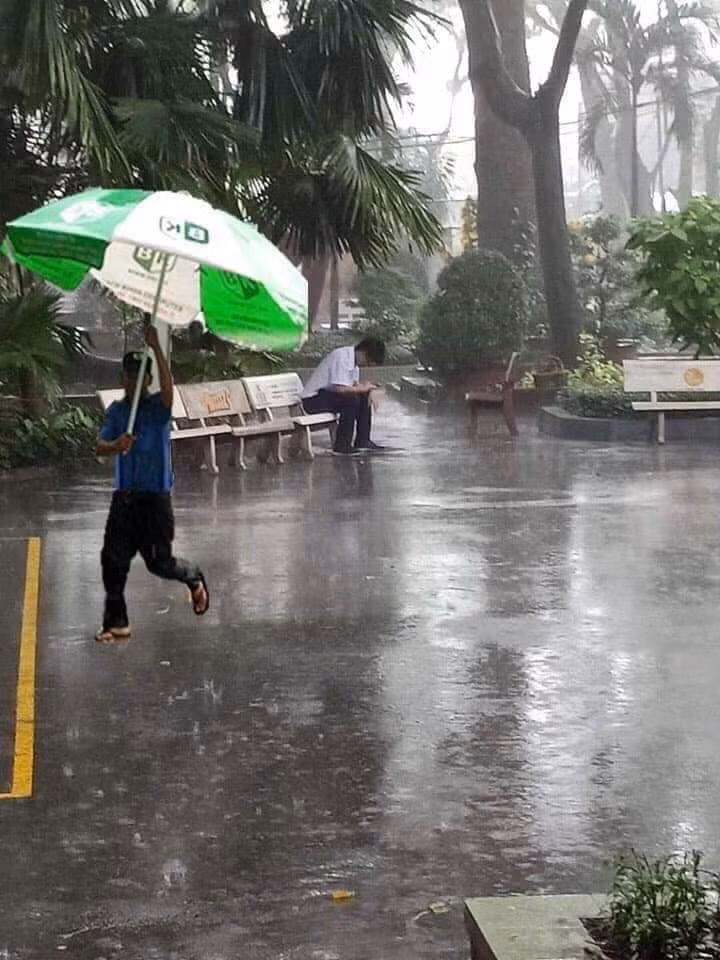 Một bức ảnh được chỉnh sửa, biến khung cảnh lãng mạn thành hài hước vì bác bảo vệ chỉ tiện đường 