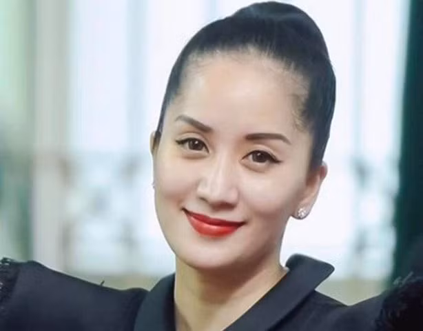 Vẫn rất xinh đẹp, nhưng tuổi thật của Khánh Thi đã bị “tố” rõ bởi chi tiết này