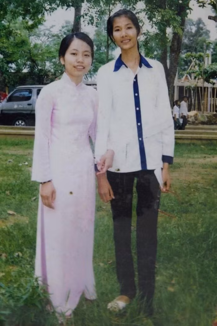 Hé lộ hình ảnh Sơn Tùng cá tính, Kỳ Duyên diện đồ đơn giản thời đi học ảnh 10