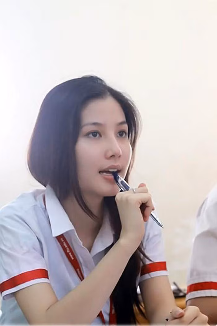 Hé lộ hình ảnh Sơn Tùng cá tính, Kỳ Duyên diện đồ đơn giản thời đi học ảnh 7