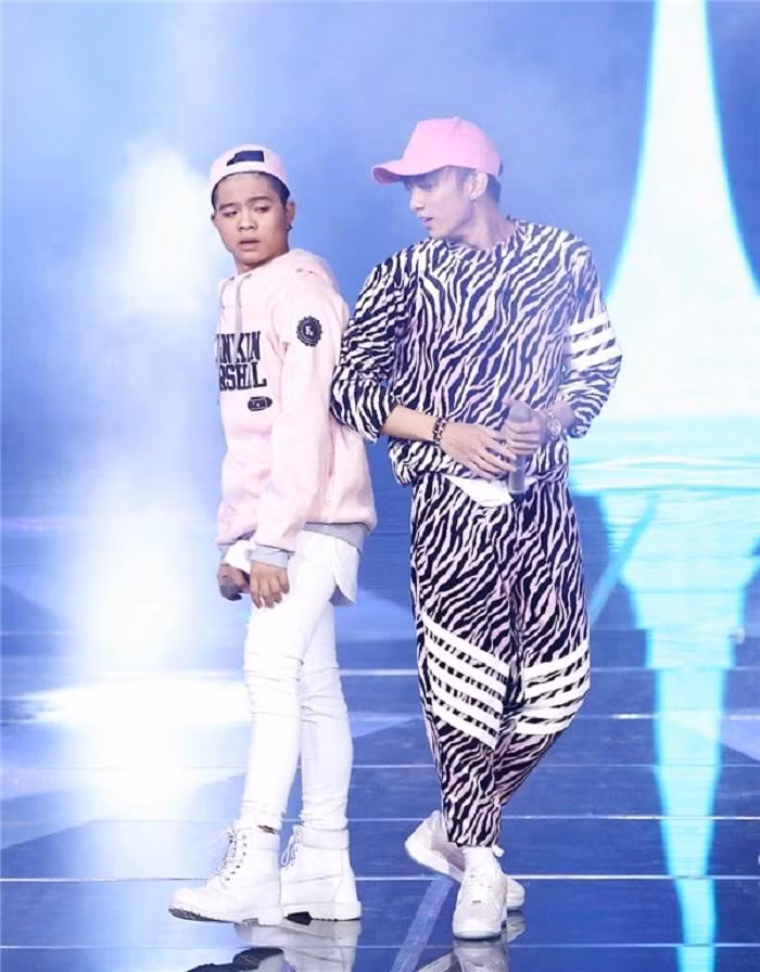 Sau khi phẫu thuật thẩm mỹ, quán quân "The Voice Kids" Quang Anh thay đổi thế nào? ảnh 2 Sau khi phẫu thuật thẩm mỹ, quán quân "The Voice Kids" Quang Anh thay đổi thế nào? ảnh 2