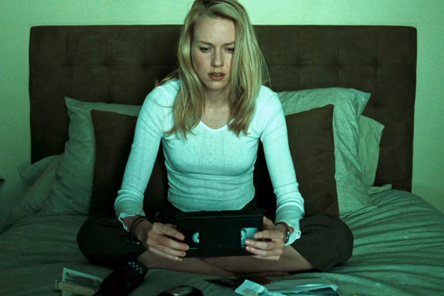 Cuốn băng ma ám trong loạt The Ring (2002): Được chuyển thể từ tác phẩm cùng tên của Nhật Bản, The Ring (2002) là một trong những loạt phim kinh dị hấp dẫn nhất. Đúng bảy ngày sau khi xem cuốn băng kỳ lạ, ma nữ Samara sẽ chui ra từ chiếc ti-vi và lấy mạng nạn nhân xấu số. Người bị ám chỉ có thể đưa cuốn băng, khiến người khác phải xem nó để chuyển đi lời nguyền. Phim mới ra mắt tập ba - Rings (2017) - hồi đầu năm, nhưng tác phẩm có chất lượng thua xa hai phần đầu tiên.