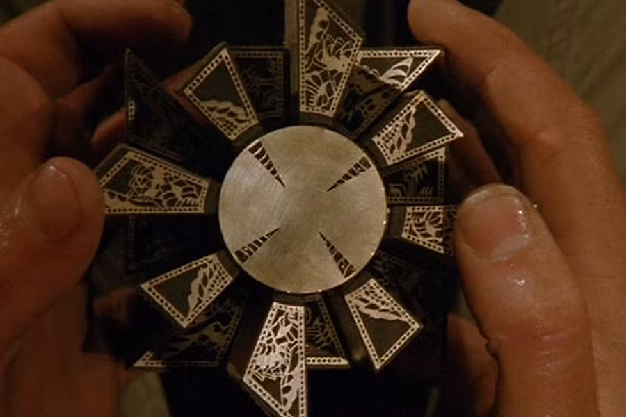 Chiếc hộp trong phim Hellraiser (1987): Loạt phim kinh dị máu me Hellraiser giới thiệu một món đồ ma ám khác không kém phần ghê rợn. Chiếc hộp xếp hình tưởng chừng vô hại thực chất lại là cầu nối giữa hai thế giới. Bất cứ ai vô tình giải được bí ẩn của nó sẽ triệu hồi Cenobites - những con quỷ đến từ thế giới khác - và lập tức bị chúng xé xác.