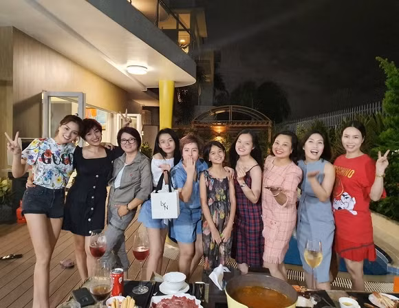 Kết hôn với chồng đại gia, cuộc sống của cựu người mẫu Vũ Thu Phương giờ ra sao? ảnh 6 Vũ Thu Phương và hội bạn chỉ việc chụp hình sống ảo trong lúc chụp đồ ăn.