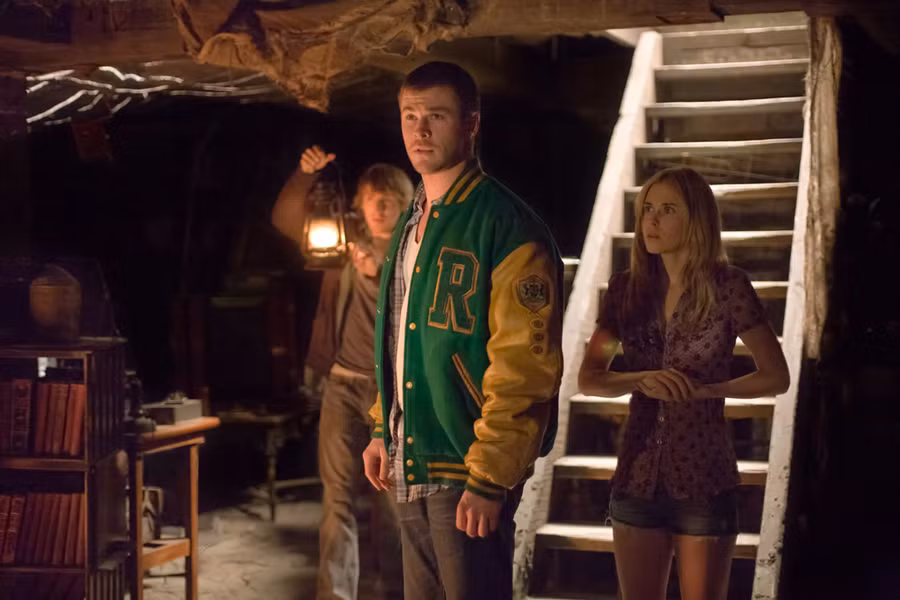 Mọi thứ dưới căn hầm trong The Cabin in the Woods (2012): The Cabin in the Woods thuộc số ít tác phẩm kinh dị được lòng giới phê bình. Phim mở đầu bằng cốt truyện quen thuộc: một nhóm sinh viên tới căn nhà bỏ hoang trong rừng vắng, và họ cảm giác như đang bị ai đó theo dõi. Dưới căn hầm, họ phát hiện ra nhiều đồ vật bị nguyền rủa bởi ma quỷ, và từ đó dần hiểu rõ hơn chân tướng sự việc.