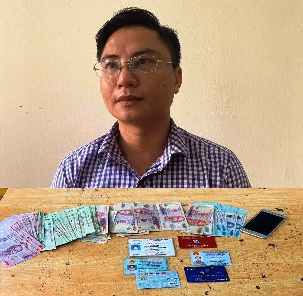 Ngô Văn Khích (tức Đăng Hạ) và các tang vật thu giữ (Ảnh do Công an tỉnh Thanh Hóa cung cấp).