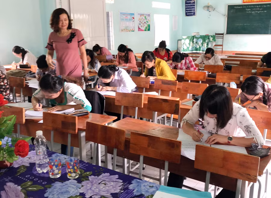 Các thí sinh đang dự thi phần Thực hành năng khiếu chữ viết trên giấy