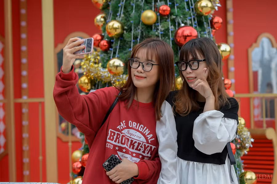 Những cây thông khổng lồ trước Noel là địa điểm check-in lý tưởng cho các bạn trẻ.