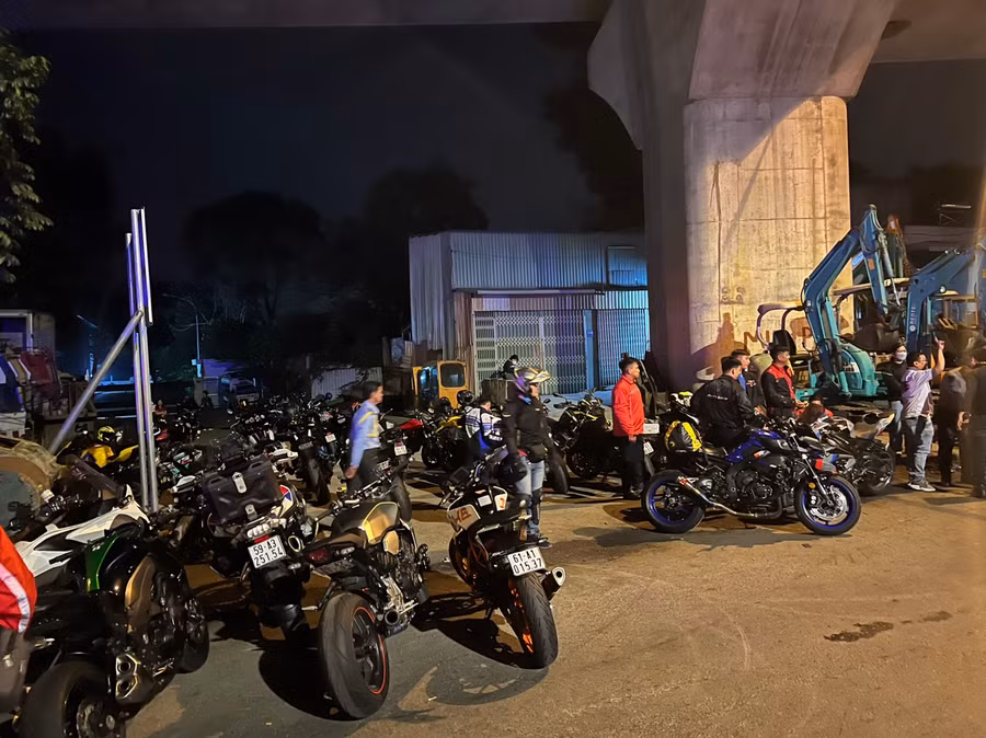 Hàng trăm xe vi phạm luật giao thông. Hàng trăm xe vi phạm luật giao thông.