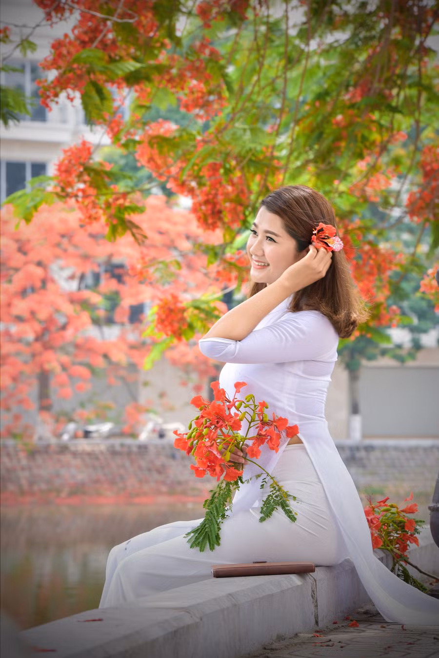 Thiếu nữ Hà thành mơ màng bên hoa phượng “rực cháy“ ảnh 2