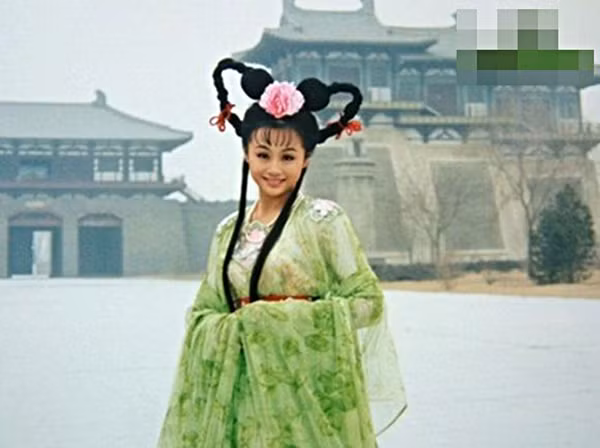 TrongVăn Thành công chúa, Tào Dĩnh được "style" kiểu tóc chuột Mickey kèm bông hoa lớn ngay chính giữa đỉnh đầu. Kiểu tóc đã "dìm" tơi bời nhan sắc nữ diễn viên. nhung-kieu-toc-co-trang-ky-quac-nhu-nguoi-ngoai-hanh-tinh-6