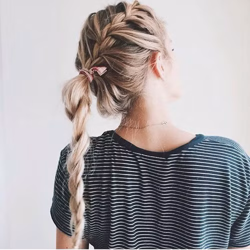 Kiểu tết mái lệch kết hợp với buộc đuôi sam cũng là một gợi ý hay ho cho những nàng tóc dài.