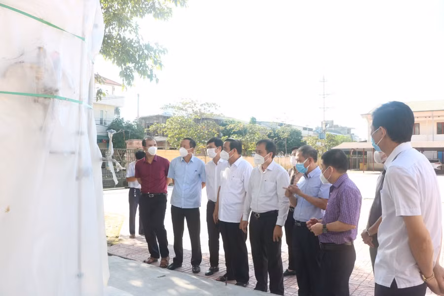 Lãnh đạo tỉnh tham quan công trình ô - xy khí nén do Công ty CP D&amp;N Group tài trợ tại Bệnh viện Đa khoa Hà Tĩnh.