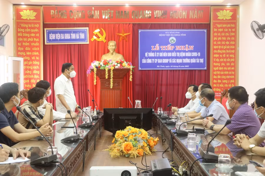 Buổi lễ tiếp nhận ô - xy khí nén có sự tham dự của lãnh đạo tỉnh Hà Tĩnh, lãnh đạo Bệnh viện Đa khoa tỉnh.