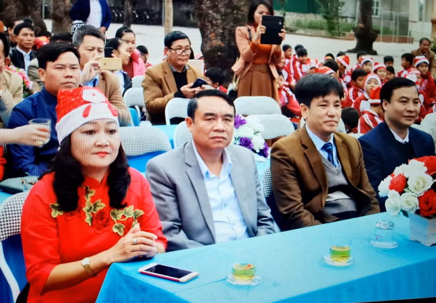 Cô Nguyễn Thị Thanh Mai - Hiệu trưởng Trường THCS Kỳ Tân (bên trái, ngoài cùng) tại một kỳ thi tiếng Anh tại trường.