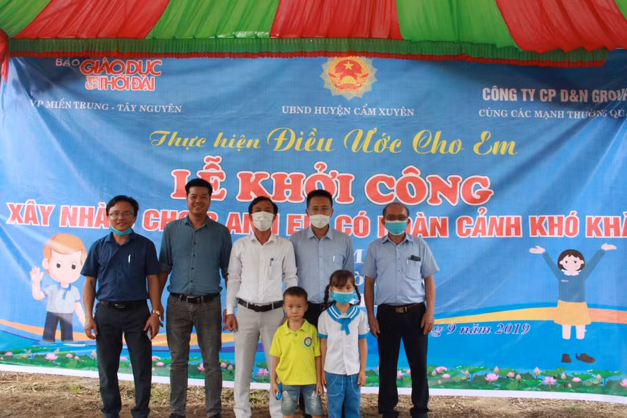 Các nhà hảo tâm chụp ảnh kỷ niệm với các cháu tại buổi lễ khởi công.