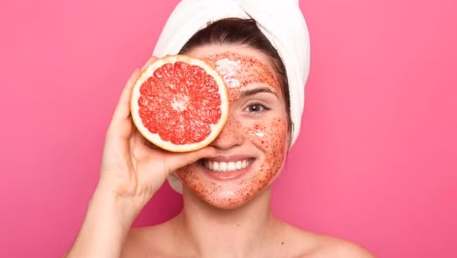 Bưởi có vitamin C giúp bảo vệ da khỏi tác hại của ánh nắng mặt trời, viêm nhiễm và lão hóa. (Ảnh: ITN) Bưởi có vitamin C giúp bảo vệ da khỏi tác hại của ánh nắng mặt trời, viêm nhiễm và lão hóa. (Ảnh: ITN)