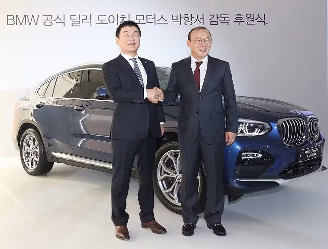 ng Kwon Oh-soo - Chủ tịch của Deutsch Motors - tặng chiếc xe cho "thầy Park"