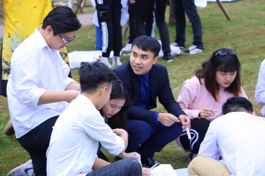 Thầy giáo dạy văn thu hút 160 nghìn lượt xem với bài giảng online "Trao duyên" ảnh 2