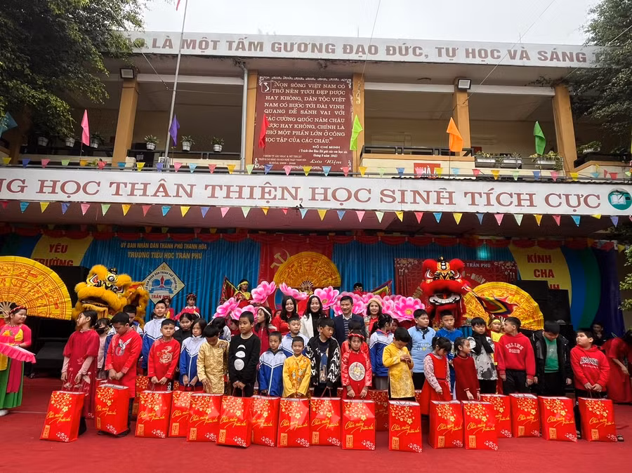 Hàng chục suất quà được trao đến học sinh trước dịp Tết đến, Xuân về. (Ảnh: NT) Hàng chục suất quà được trao đến học sinh trước dịp Tết đến, Xuân về. (Ảnh: NT)