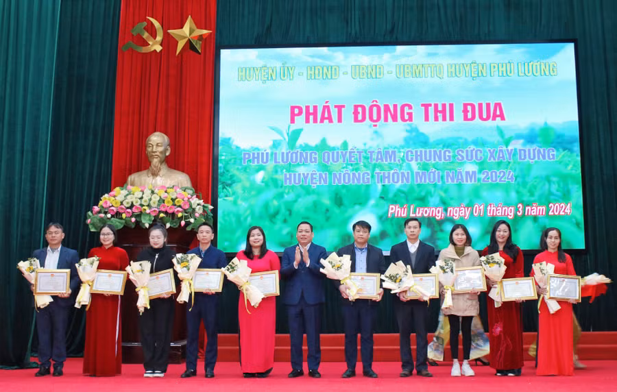 Ông Nguyễn Hoàng Mác, Chủ tịch UBND huyện Phú Lương khen thưởng các tập thể, cá nhân có thành tích xuất sắc trong phòng trào thi đua “Phú Lương chung sức xây dựng nông thôn mới”. Ông Nguyễn Hoàng Mác, Chủ tịch UBND huyện Phú Lương khen thưởng các tập thể, cá nhân có thành tích xuất sắc trong phòng trào thi đua “Phú Lương chung sức xây dựng nông thôn mới”.