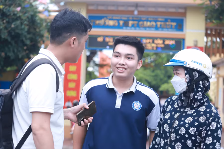 Thí sinh ra khỏi phòng thi với tâm trạng thoải mái tại điểm thi Trường THPT Giao Thủy B (Giao Thủy, Nam Định). Ảnh: Đình Tuệ.
