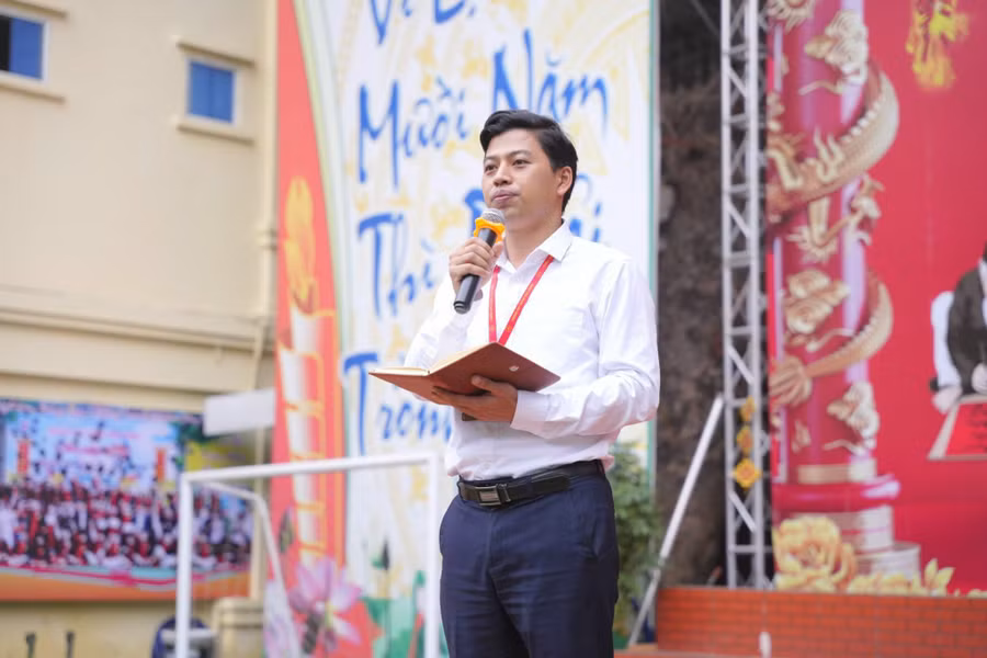 Thầy Phạm Quốc Toản - giáo viên Vật lí của Trường THPT Huỳnh Thúc Kháng (Thanh Xuân, Hà Nội). Ảnh: Đình Tuệ.