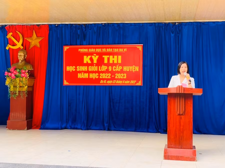 Bà Đặng Thị Kim Tuyến - Phó Trưởng phòng GD&ĐT Ba Vì động viên các thí sinh bình tĩnh, tự tin đạt kết quả cao trong kỳ thi. Bà Đặng Thị Kim Tuyến - Phó Trưởng phòng GD&ĐT Ba Vì động viên các thí sinh bình tĩnh, tự tin đạt kết quả cao trong kỳ thi.