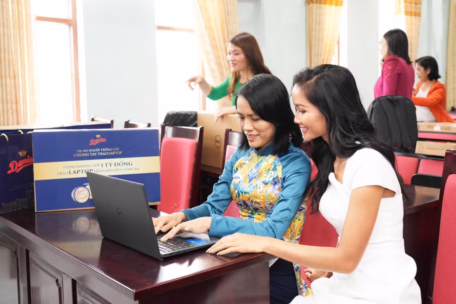Chiếc laptop trở thành bước tiến mới đầy tích cực cho hành trình “trồng người" của cô Mai Liên.