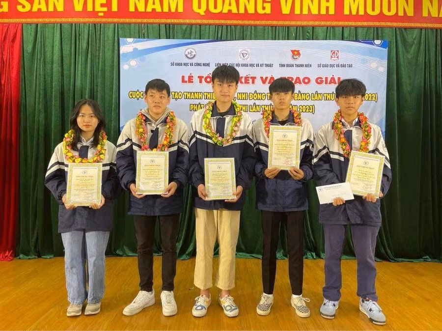 Trao giải cho các học sinh có thành tích của trường THPT Chuyên tỉnh Cao Bằng Trao giải cho các học sinh có thành tích của trường THPT Chuyên tỉnh Cao Bằng