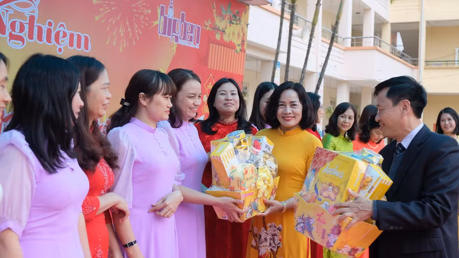 Nhà trường cũng dành 18 phần quà tặng tới cha mẹ các giáo viên là người có công với cách mạng. Nhà trường cũng dành 18 phần quà tặng tới cha mẹ các giáo viên là người có công với cách mạng.
