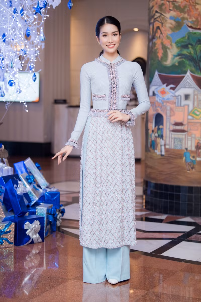 Á hậu Phương Anh xinh xắn trong áo dài nhã nhặn