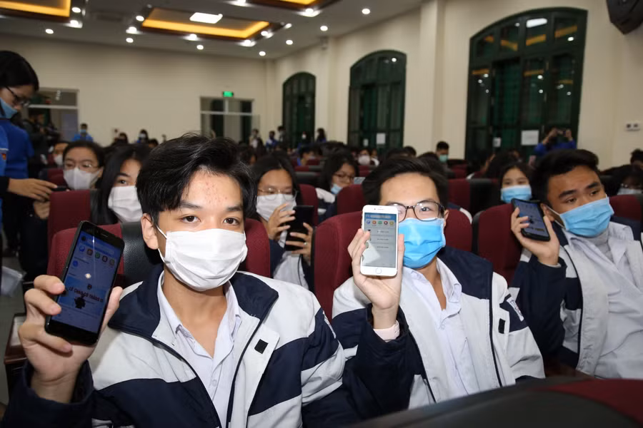 Đoàn viên thanh niên cài đặt và sử dụng ứng dụng thanh niên Việt Nam.