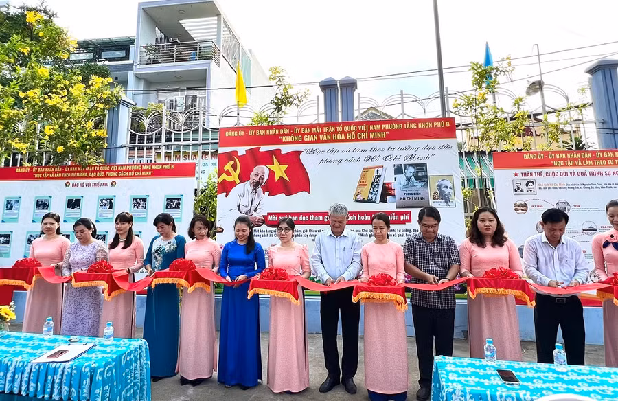 Đảng ủy Phường Tăng Nhơn Phú B, TP Thủ Đức cùng khách mời cắt băng khánh thành Không gian Văn hóa Hồ Chí Minh.