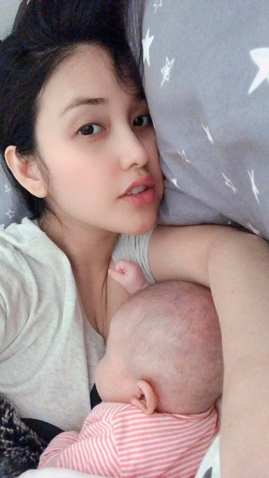 tinh cu tran thanh khoe to am hanh phuc ben chong viet kieu hinh anh 2