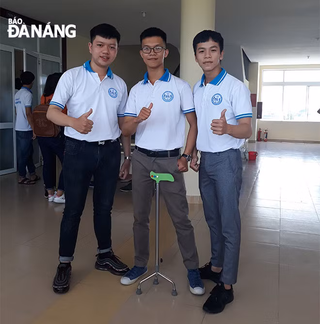 Nhóm sinh viên với ý tưởng nhân văn về sản phẩm “Gây thông minh cho người già” Nhóm sinh viên với ý tưởng nhân văn về sản phẩm “Gây thông minh cho người già”