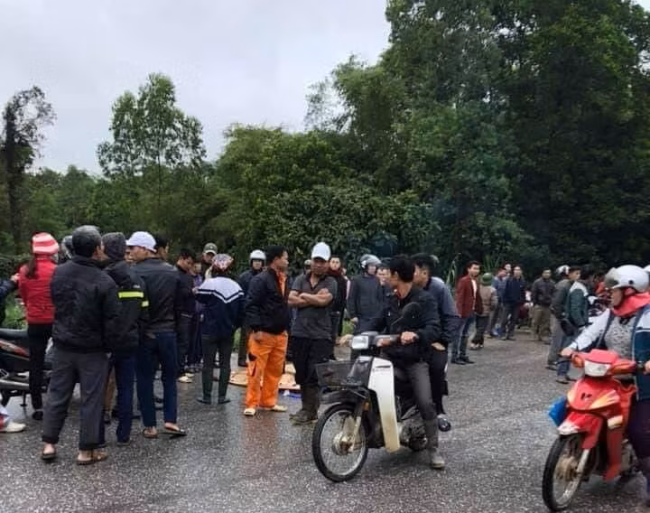 Người dân tập trung rất đông tại khu vực hiện trường vụ tai nạn.