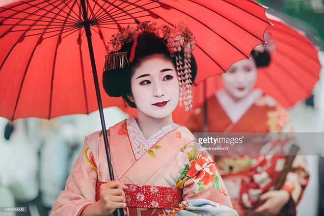 Các geisha là nguồn cảm hứng tạo nên các loại dầu tẩy trang để loại bỏ lớp trang điểm cứng đầu. Ảnh: Julieanne Birch/ Getty Images. Hau het phu nu Viet dang rua mat sai cach? hinh anh 2