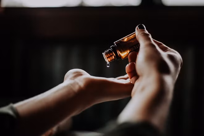 Dầu tẩy trang trở thành thứ không thể thiếu trong danh sách mỹ phẩm của phái đẹp. Ảnh: Christin Hume/Unsplash. Hau het phu nu Viet dang rua mat sai cach? hinh anh 1