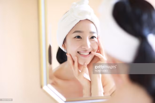 Double cleasing mang lại làn da sạch sâu, sảng khoái. Ảnh: RunStudio/ Getty Images. Hau het phu nu Viet dang rua mat sai cach? hinh anh 3