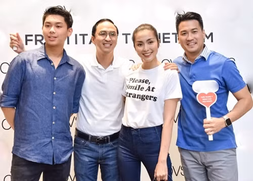 Cựu diễn viên Thủy Tiên và doanh nhân Johnathan Hạnh Nguyễn có hai con chung là Thảo Tiên và Hiếu Nguyễn. Trong số anh em, Hiếu Nguyễn (trái) có cuộc sống kín tiếng nhất nhưng vẫn được công chúng quan tâm. Tuần trước, anh tham dự sự kiện của vợ chồng anh trai - Louis Nguyễn và Tăng Thanh Hà (giữa). Anh diện sơ mi giá rẻ mua ở cửa hàng thời trang của gia đình. Cựu diễn viên Thủy Tiên và doanh nhânJohnathan và bà Thủy Tiên có 2 con chung, đó là Thảo Tiên và con trai Hiếu Nguyễn.