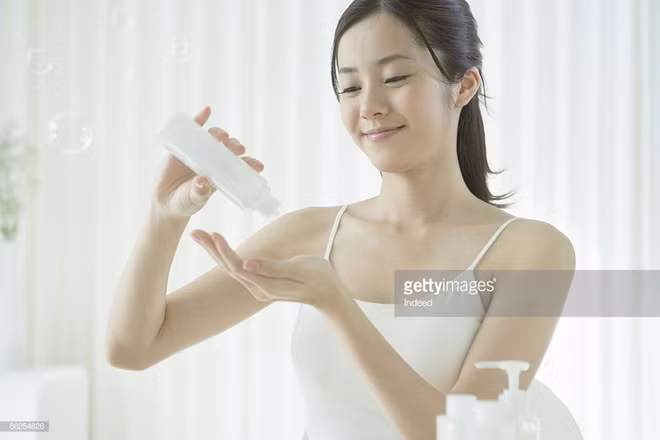 Tùy vào tình trạng da mà lựa chọn loại sản phẩm làm sạch phù hợp. Ảnh: Indeed/ Getty Images. Hau het phu nu Viet dang rua mat sai cach? hinh anh 4