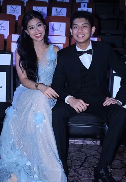 Thảo Tiên và Hiếu Nguyễn không hoạt động showbiz nhưng đều là những cái tên được quan tâm trên mạng xã hội. Nếu như chị gái nằm trong "Hội con nhà giàu", nổi tiếng với sở thích dùng hàng hiệu,cậu em út có cuộc sống giản dị và kín đáo hơn. Con trai Út cao 1,83 m của cựu diễn viên Thủy Tiên - 4