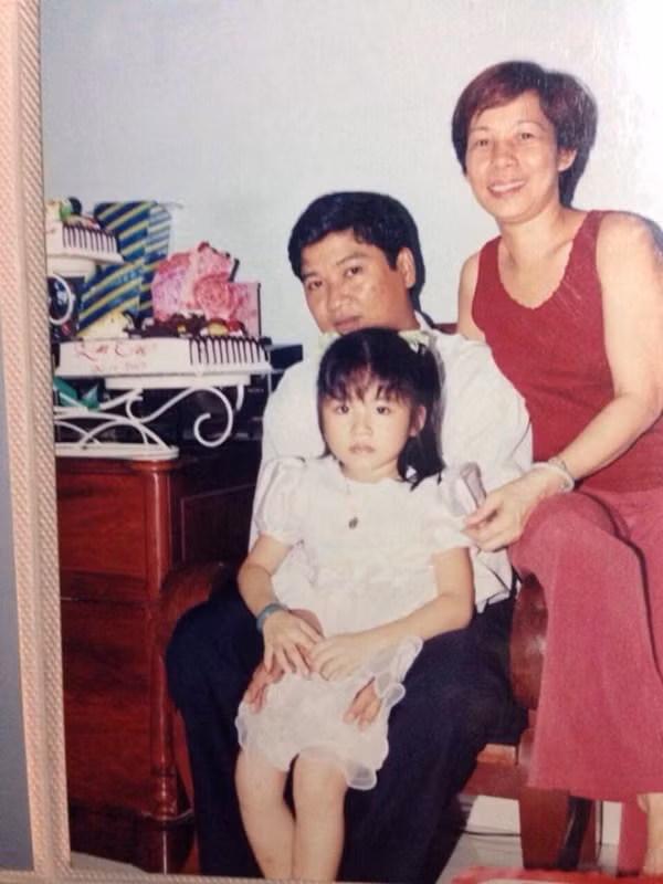 Lan Thy cùng bố&nbsp;mẹ ngày bé.