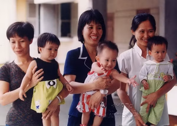 Ba cháu bé đầu tiên ra đời bằng phương pháp thụ tinh trong ống nghiệm kỷ niệm một năm ngày sinh 30-4. Ảnh: TTD