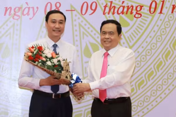 Chủ tịch UB TƯ MTTQ Việt Nam Trần Thanh Mẫn chúc mừng tân Phó Chủ tịch Phùng Khánh Tài Ủy ban Trung ương MTTQ Việt Nam có tân Phó Chủ tịch 7X