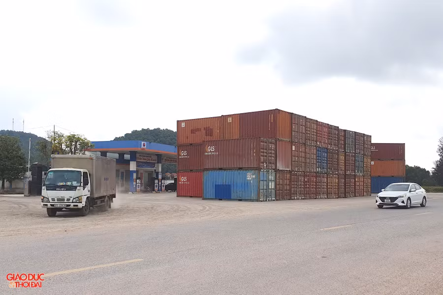 Doanh nghiệp này còn tận dụng mặt tiền của cây xăng để tập kết container. Ảnh: Phạm Tâm. Doanh nghiệp này còn tận dụng mặt tiền của cây xăng để tập kết container. Ảnh: Phạm Tâm.